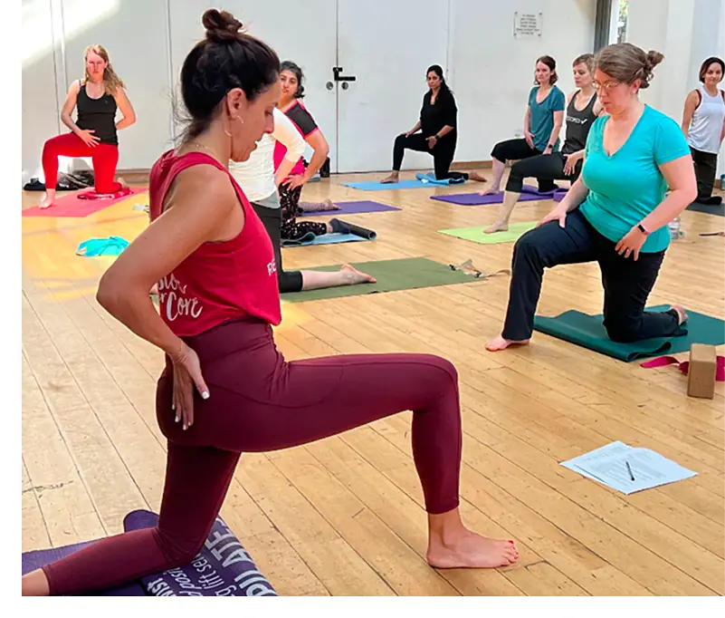 Lauren Ohayon leading an in-person pelvic floor and core class